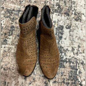 Kanna Sundance Suede Ankle Booties NWOT Size 9